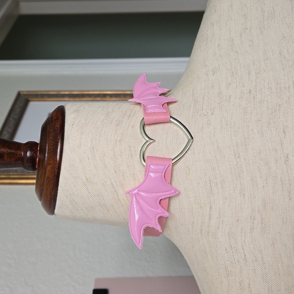 Cute Batwings Heart Faux Leather Choker in Pink, NWT - Picture 9 of 13